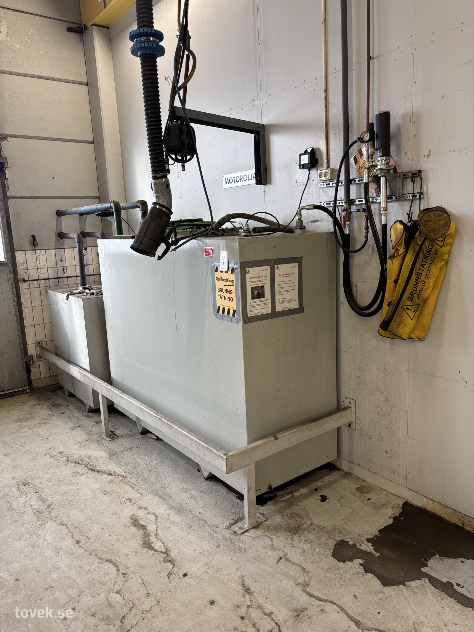 Anläggning för motorolja, med tank 2250l, pump, 4 st vindor med mätare, spilloljetank 