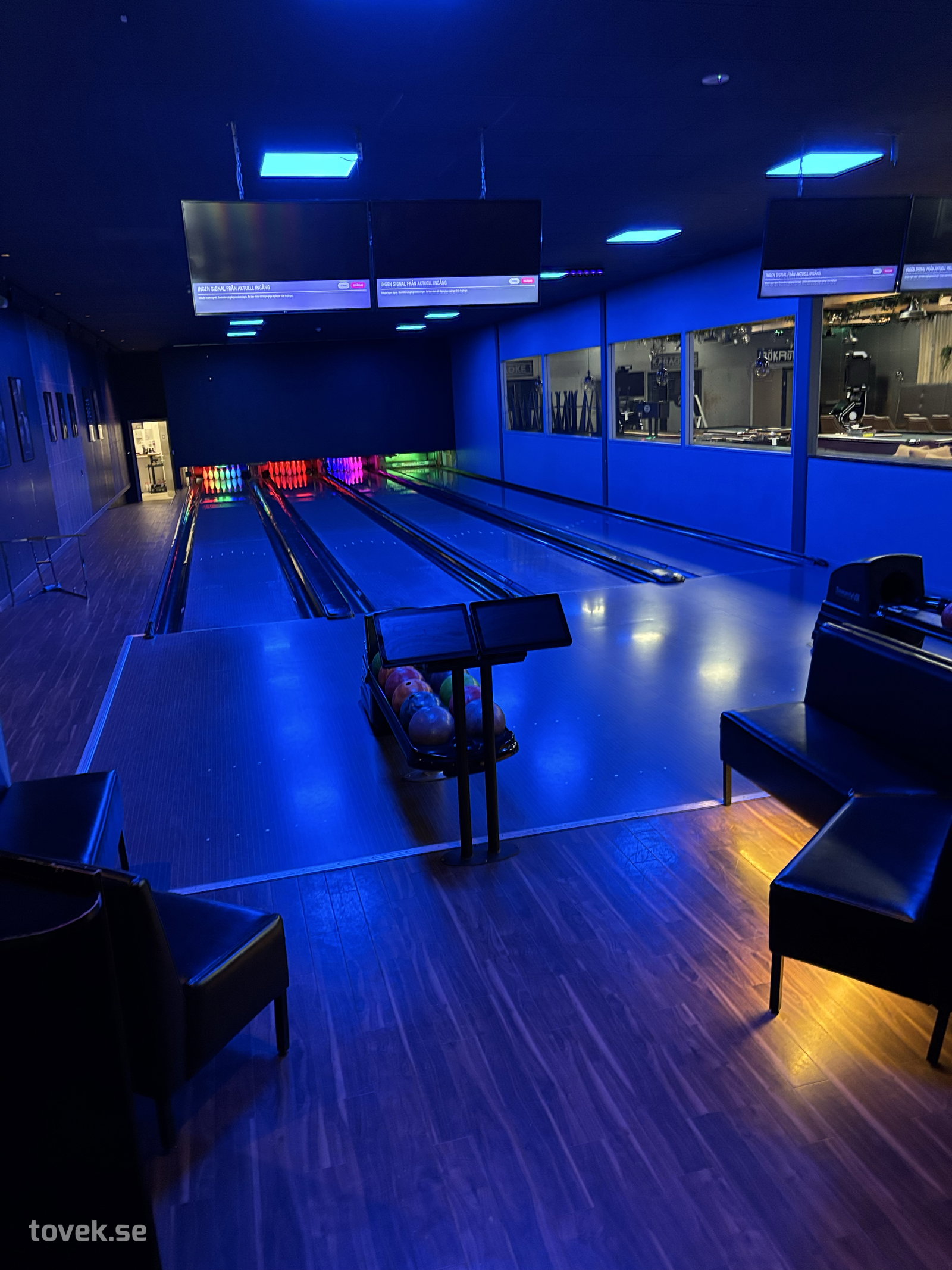 Bowlingbanor 4 st, inkl hyllor, soffor, skor (allt enligt bilder)