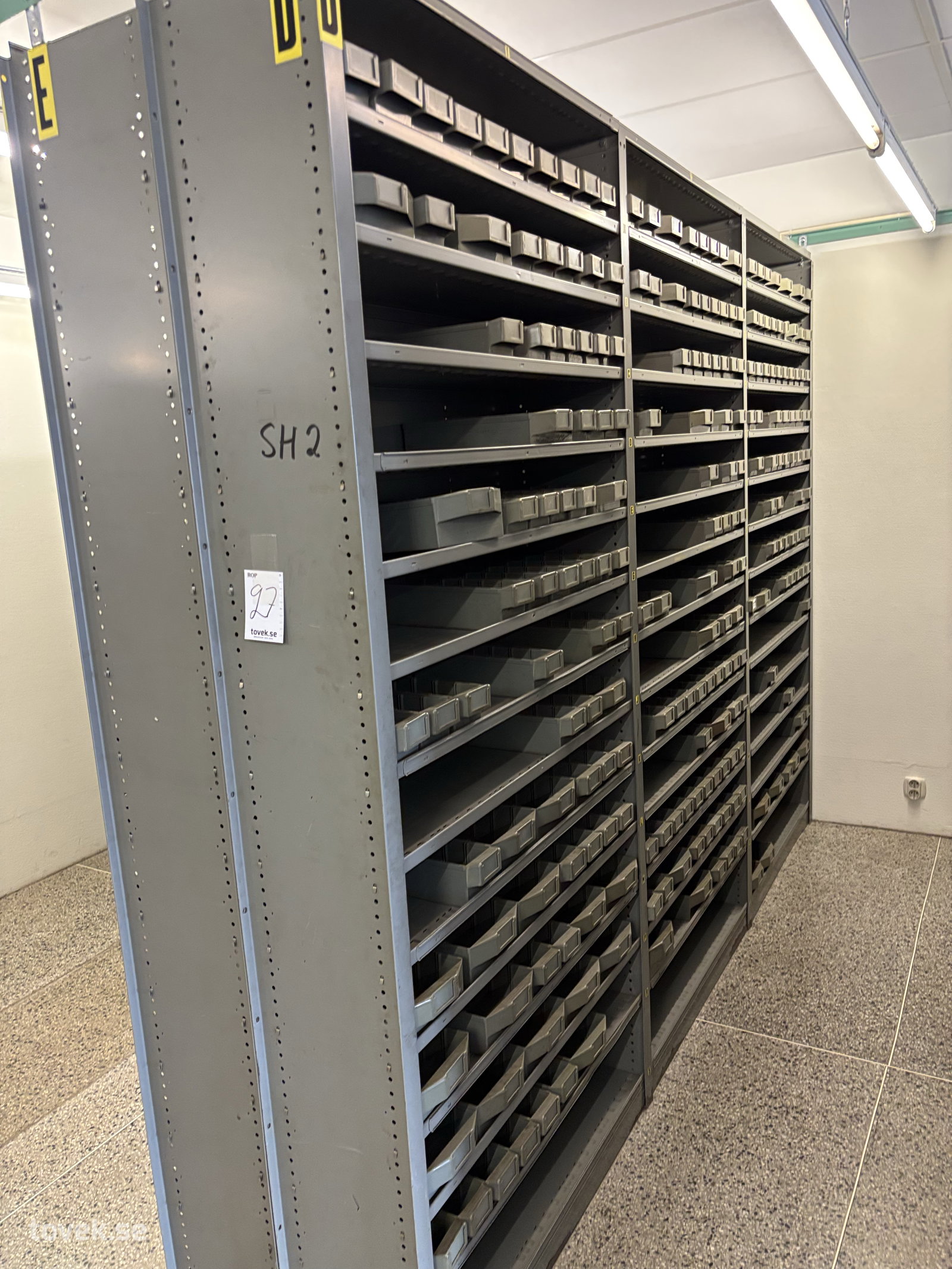 Plåthylla 2 st bredd 30 cm, 6 sektioner där varje sektion är 1 meter, höjd 230 cm