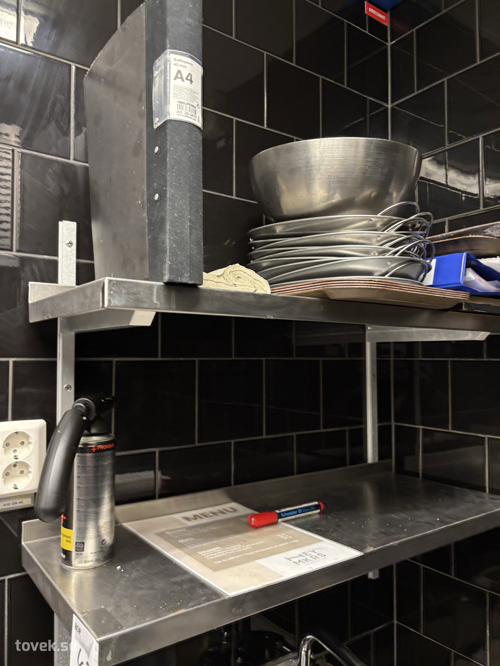 2 st hyllor rostfritt med innehåll