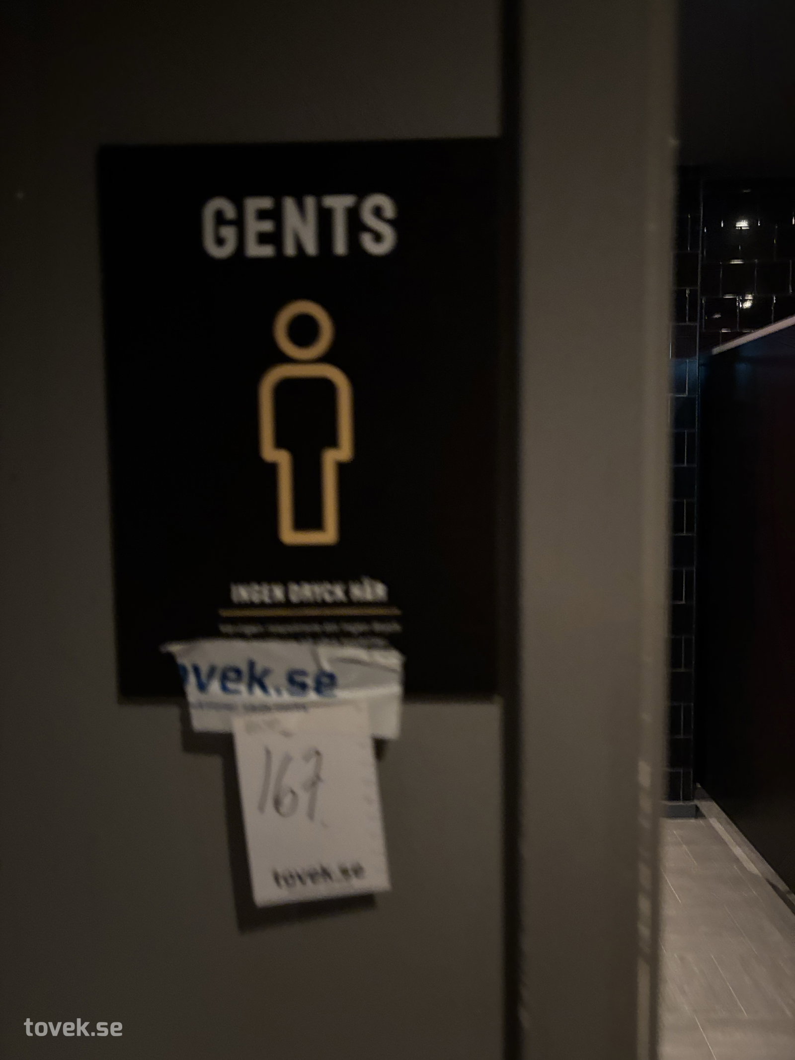 Allt på Herrarnas - toaletter 4 st, urionoar, båskonstruktion 4 dörrar,  stort handfat med 4 kranar, tvåldispensers