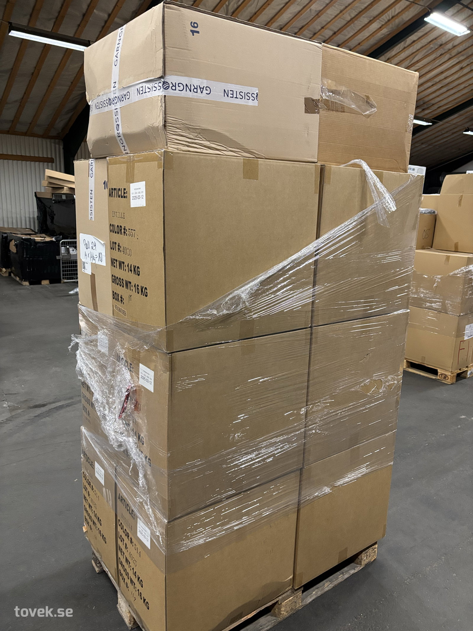 Parti med garn, ca 180kg, olika färger