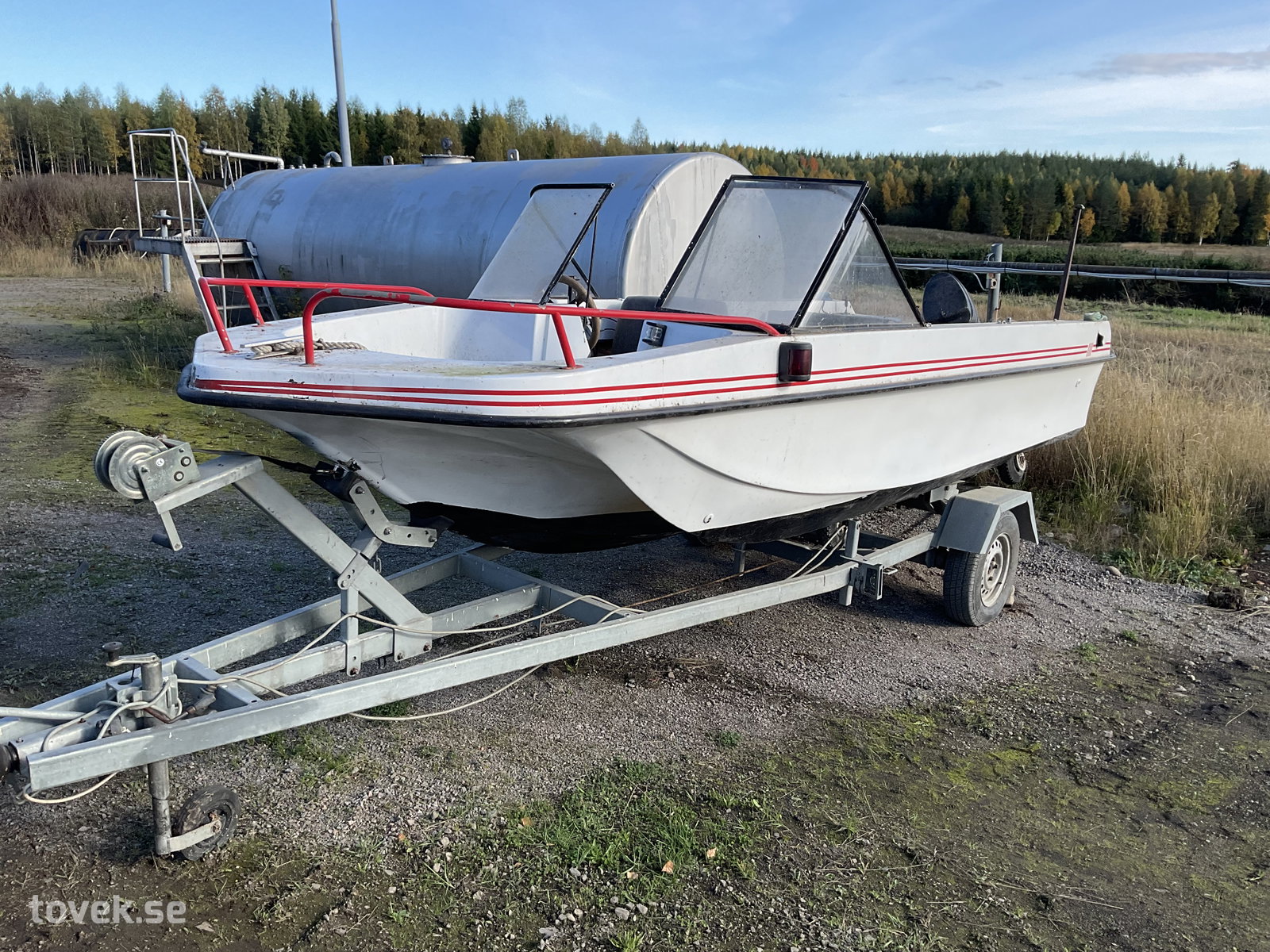 Motorbåt trekölig 50hk samt båttrailer (o-regad)