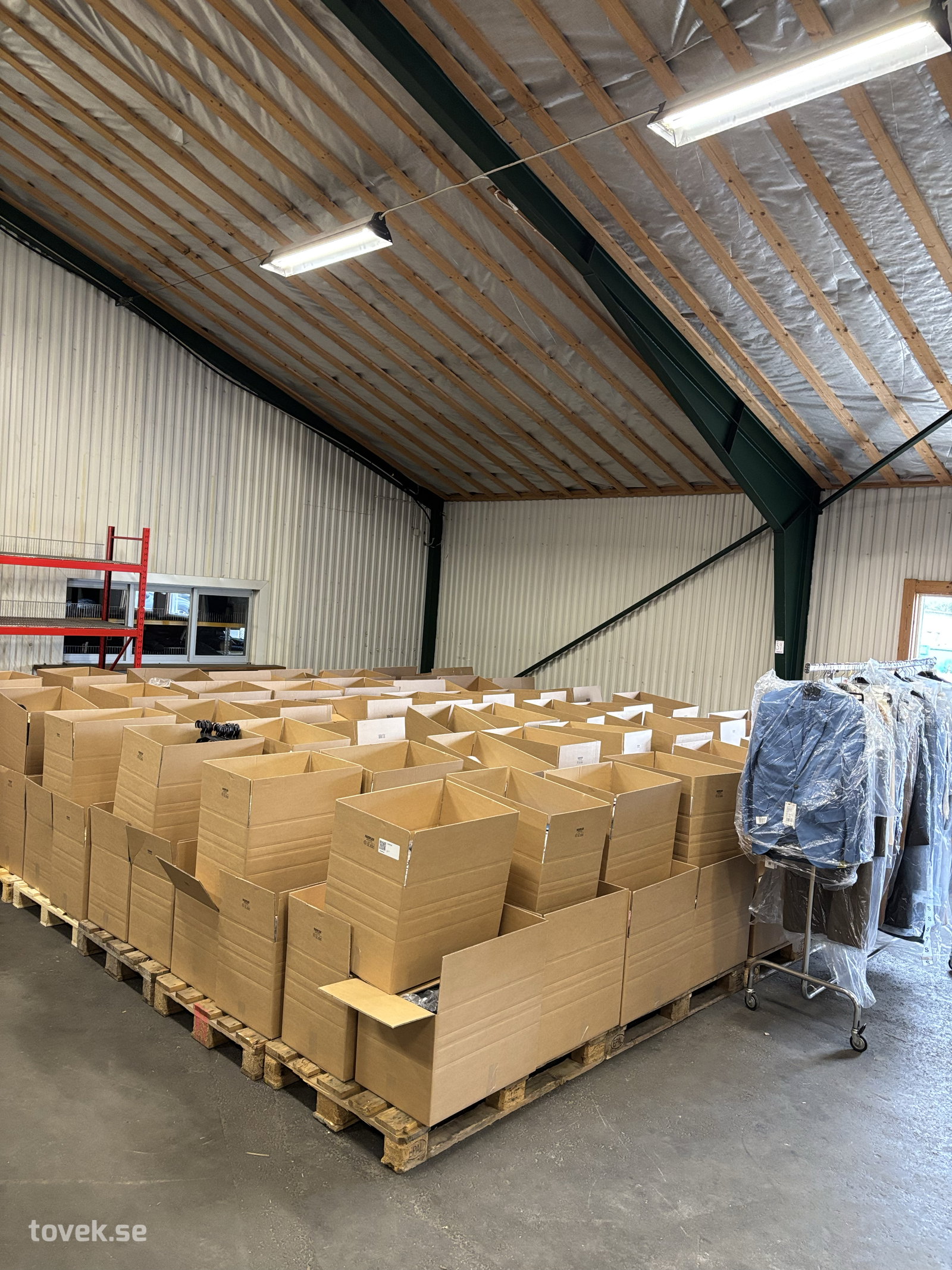 Stort parti med kläder ca 144 lådor, dam/barn/herr blandade stl, märken och modeller