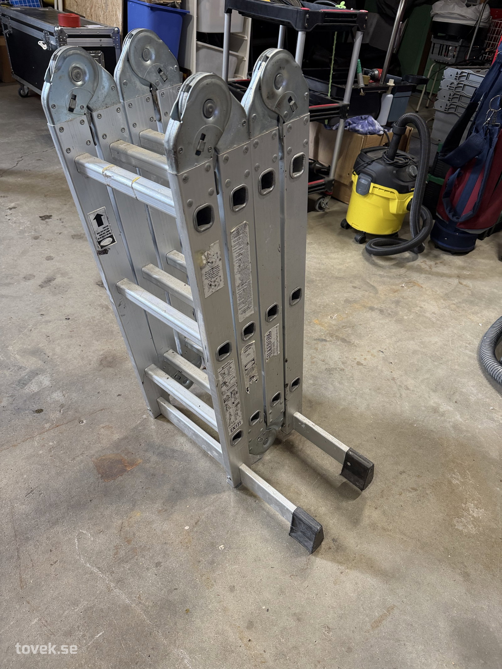 Multistege / ledad kombinationsstege i aluminium (ett ben saknas)