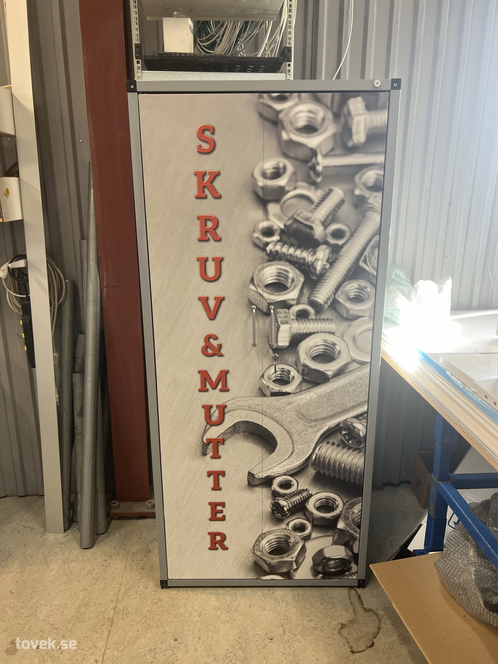 Låsbart skåp med innehåll
